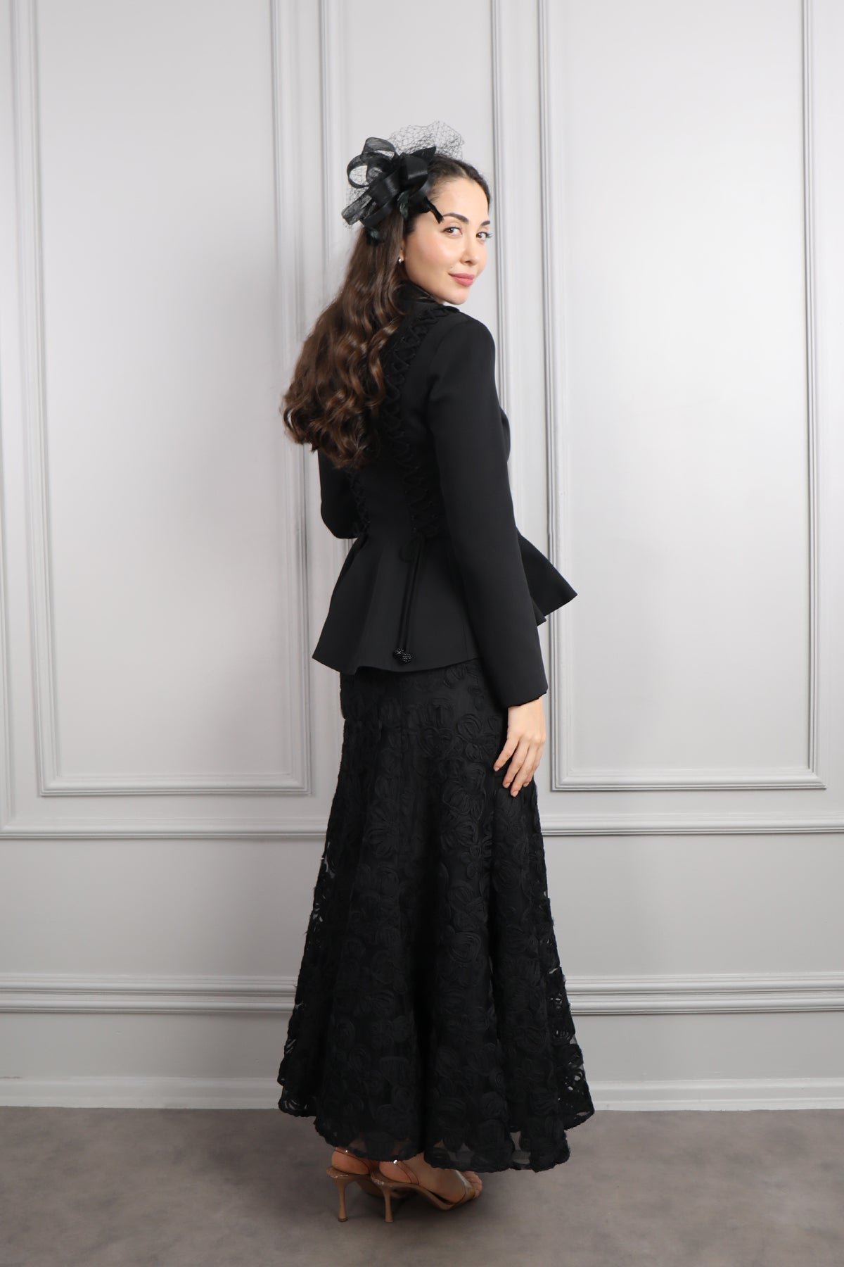 طقم تنورة مزين بالورود وجاكيت مع اكسسوار للشعر -اسود