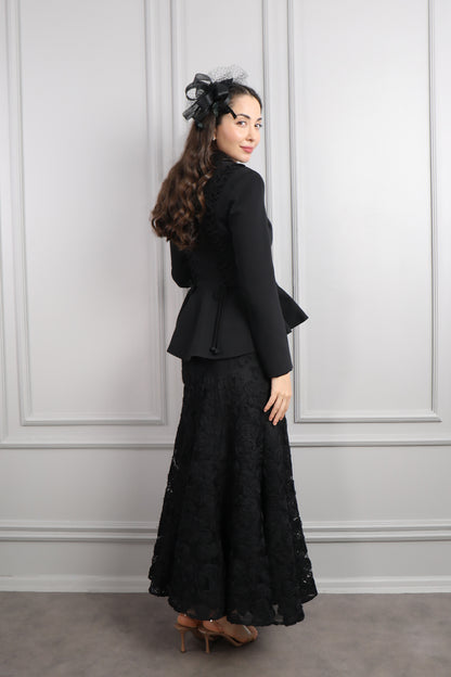طقم تنورة مزين بالورود وجاكيت مع اكسسوار للشعر -اسود