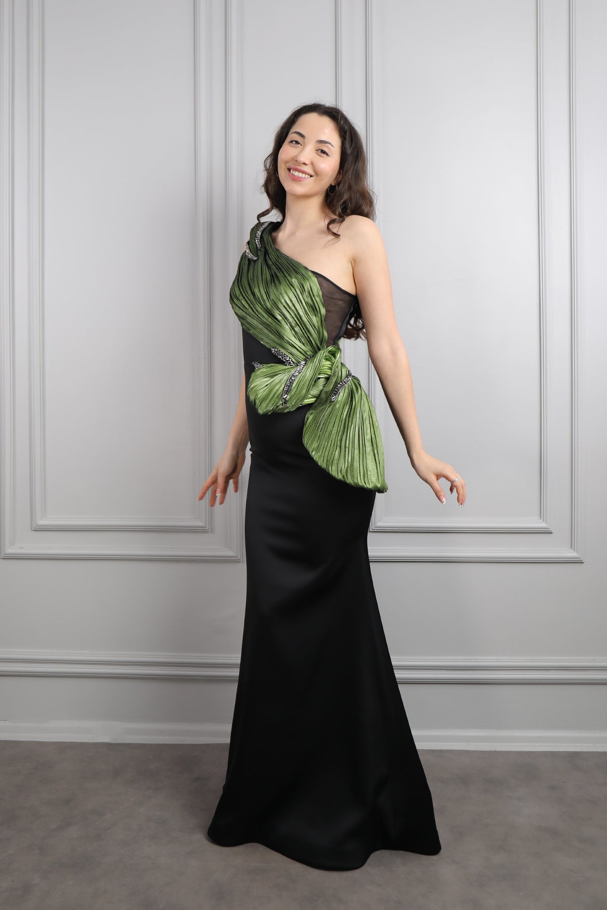 فستان سهرة بقصّة السمكة مكشوف الكتف ومزين بتفاصيل مموجة وكريستالات -اخضر