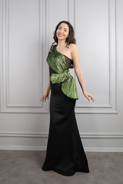 فستان سهرة بقصّة السمكة مكشوف الكتف ومزين بتفاصيل مموجة وكريستالات -اخضر