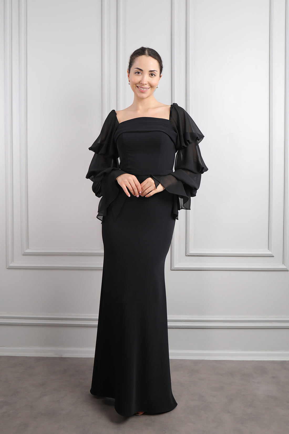 فستان سهرة بياقة مربعة وتفاصيل طبقات في الاكمام -اسود