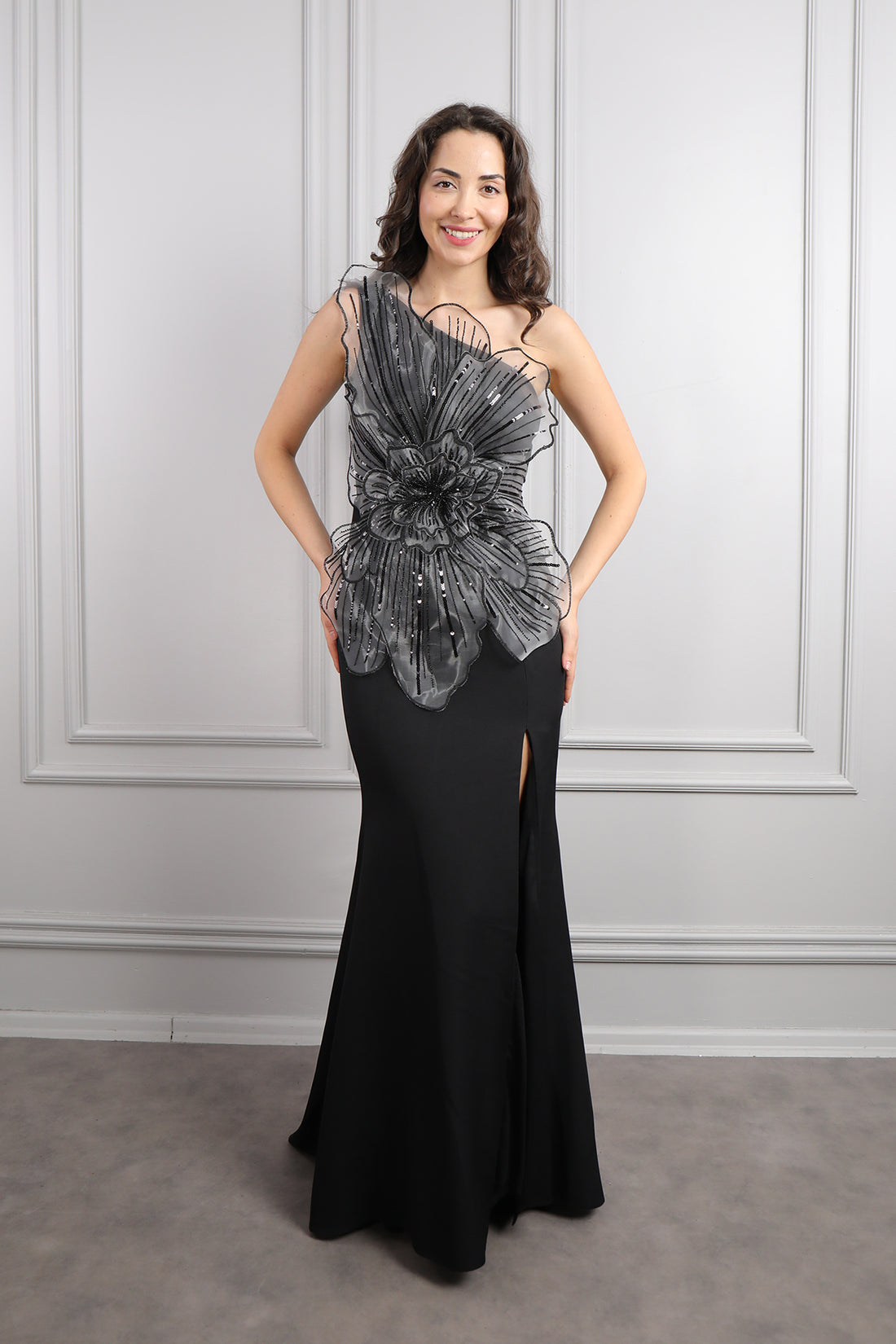 فستان سهرة بكتف واحد بزينة وردة امامية مع فتحة جانبية -اسود