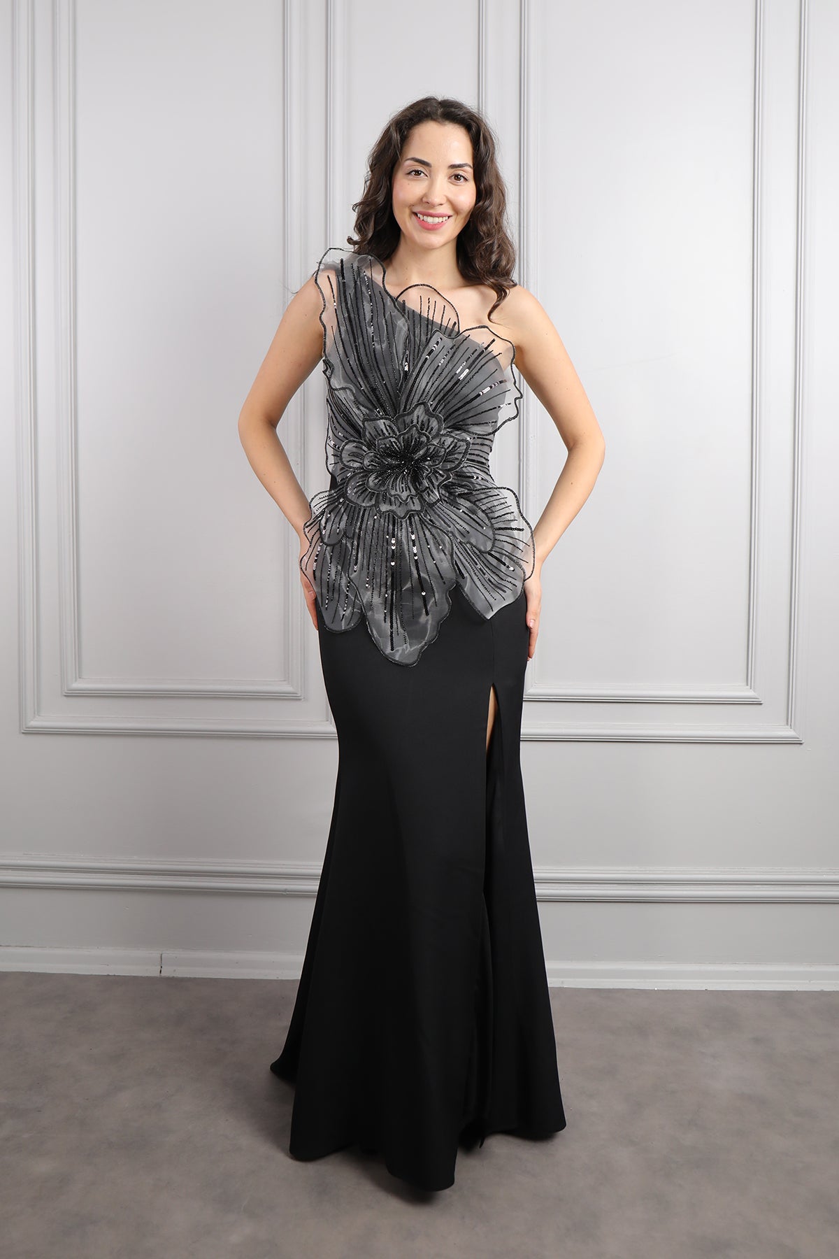 فستان سهرة بكتف واحد بزينة وردة امامية مع فتحة جانبية -اسود