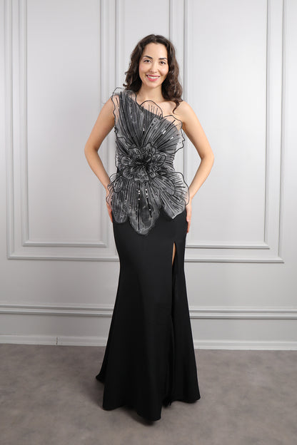 فستان سهرة بكتف واحد بزينة وردة امامية مع فتحة جانبية -اسود