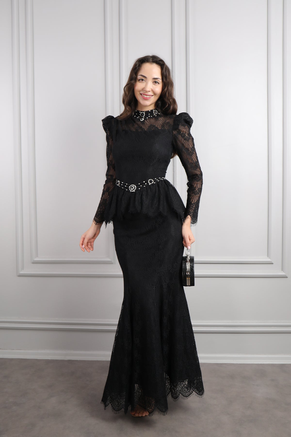 طقم دانتيل خناقي بتطريزات خرزية عالياقة والخصر باكمام شفافة -اسود