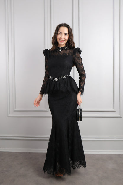 طقم دانتيل خناقي بتطريزات خرزية عالياقة والخصر باكمام شفافة -اسود