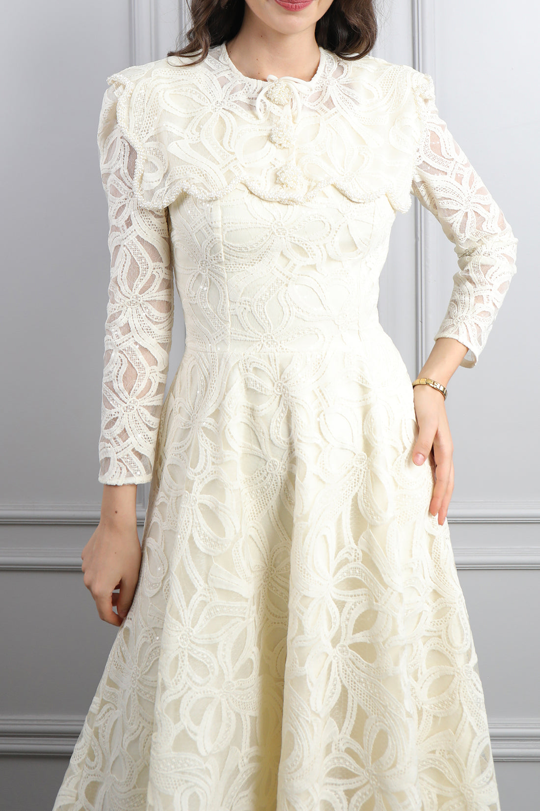 فستان ميدي بتفاصيل دانتيلية بياقة اطفال مزين بازرار خرزية -سكري