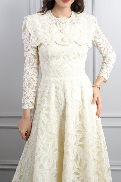 فستان ميدي بتفاصيل دانتيلية بياقة اطفال مزين بازرار خرزية -سكري