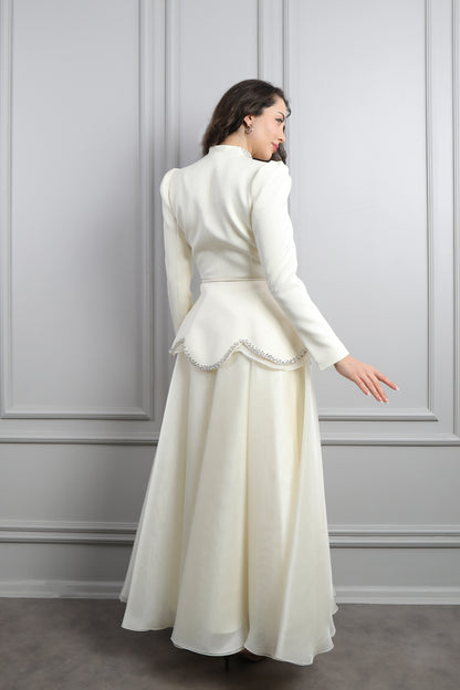 طقم تنورة وجاكيت مزين بتطريوات كريستالية -سكري