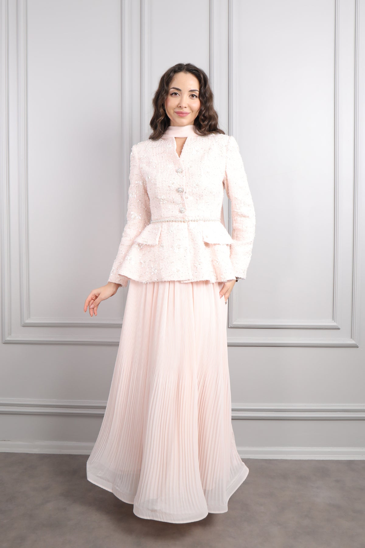 طقم تنورة وجاكيت لامع بحزام لؤلؤي ووشاح -بمبي