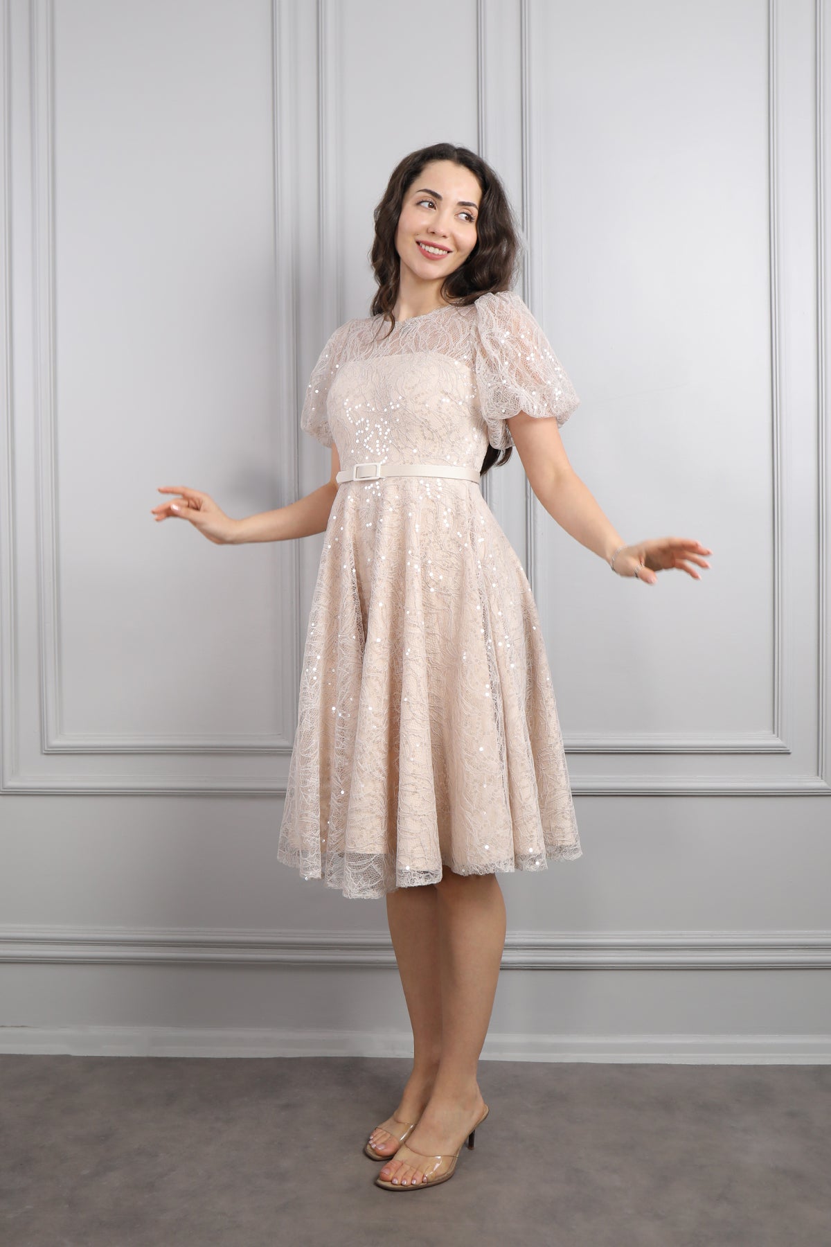 فستان سهرة قصير لامع باكمام بالون وحزام عالخصر -بيج