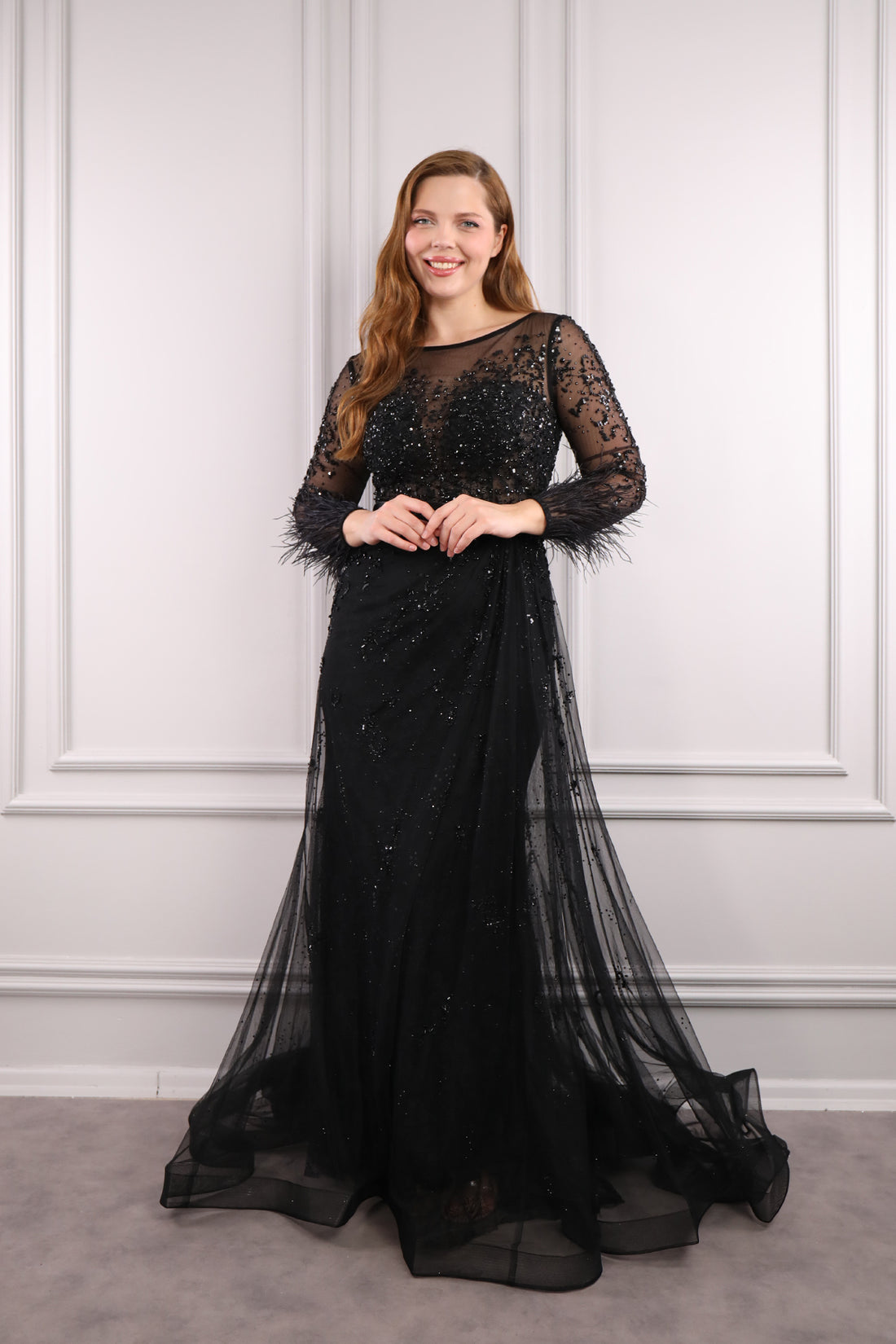 فستان سهرة بتطريز كريستال وياقة كبيرة وريش عالاساور -اسود