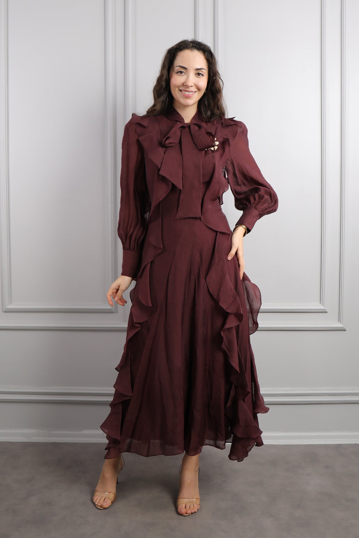 فستان بتفاصيل كشكشة وزينة بروش ذهبية -عودي