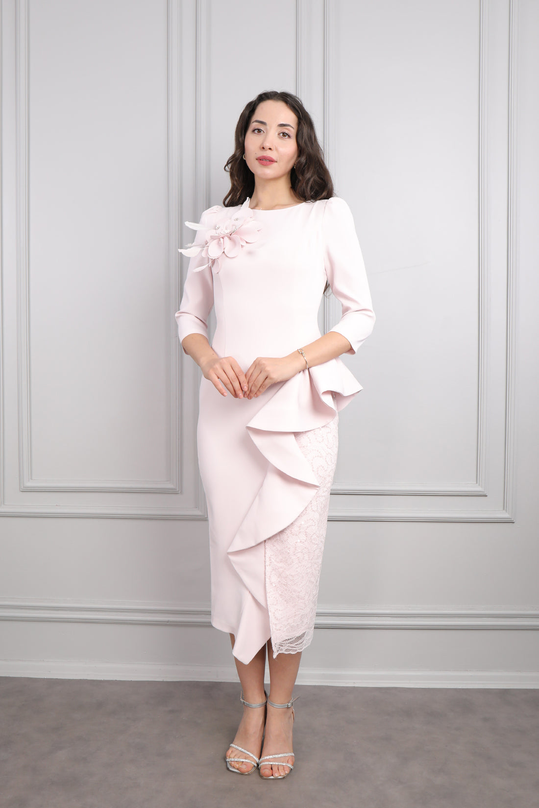 فستان ميدي بتفاصيل فُرفُر بتصميم دانتيل عالتنورة -بمبي