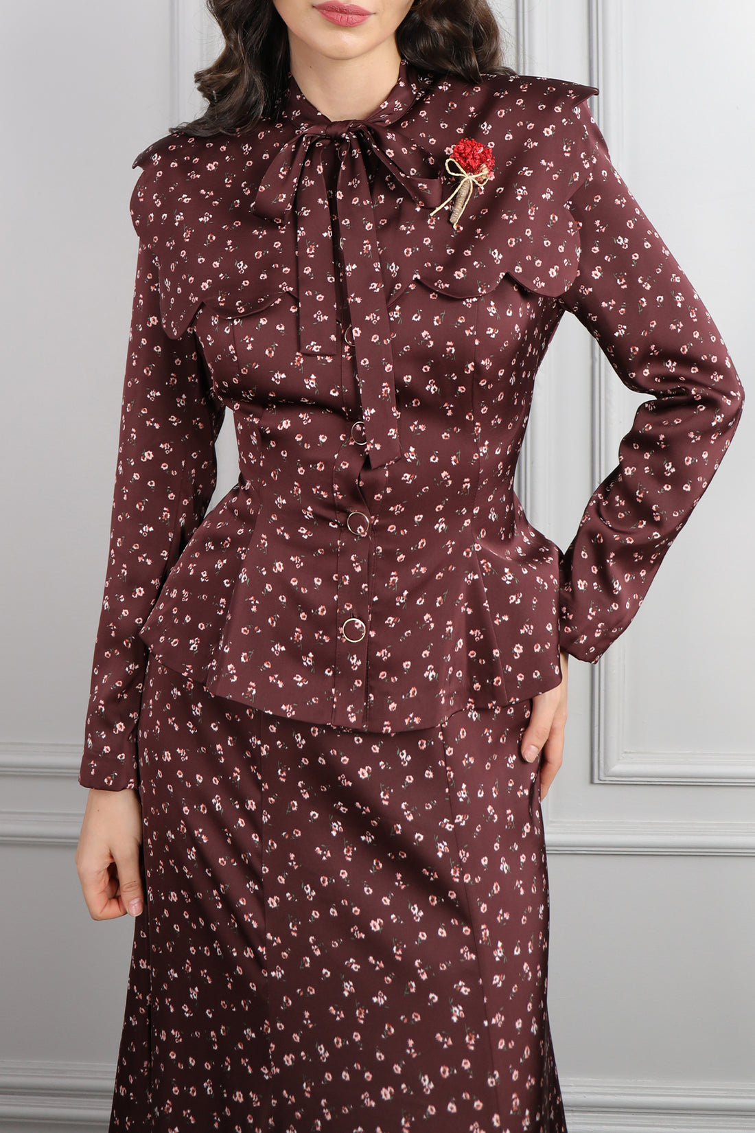 طقم تنورة وبلوزة ساتان مزخرف ورود بياقة تنربط -عودي