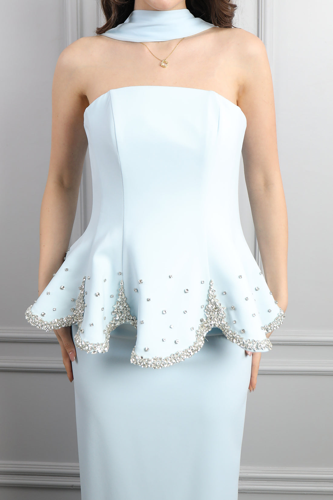 فستان سهرة سترابلس مزين بالكريستالات مع وشاح -ازرق