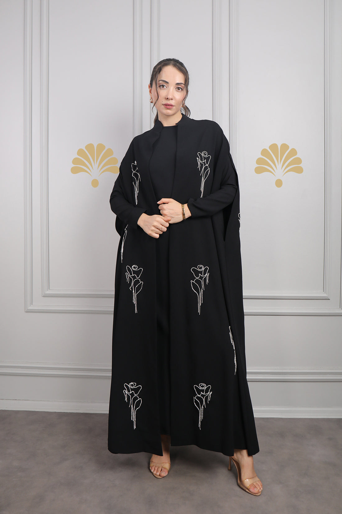 طقم عباية بقطعتين مزين بتطريزات ورود -اسود