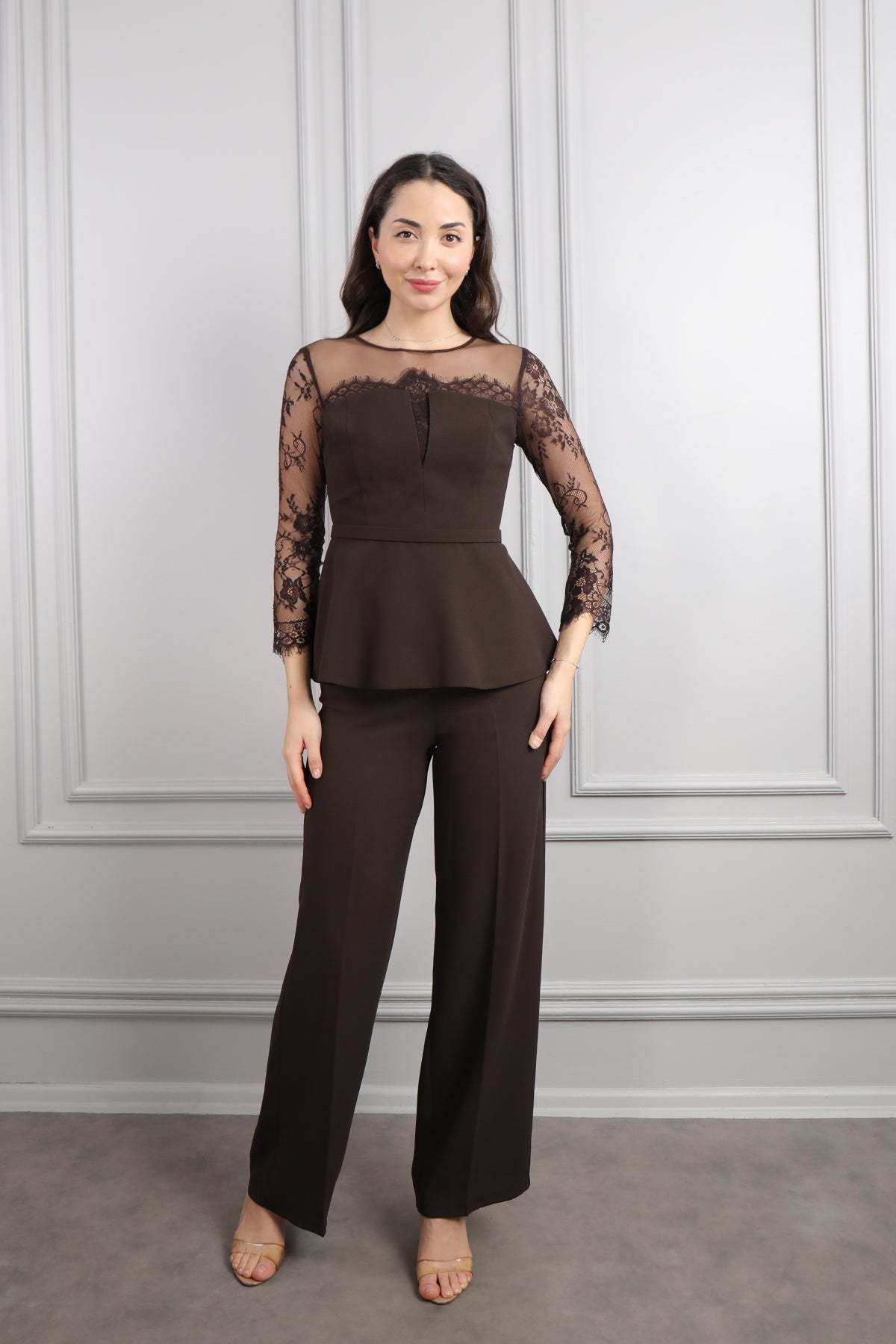 طقم بنطال وبلوزة باكمام شفافة وتفاصيل دانتيل -بني