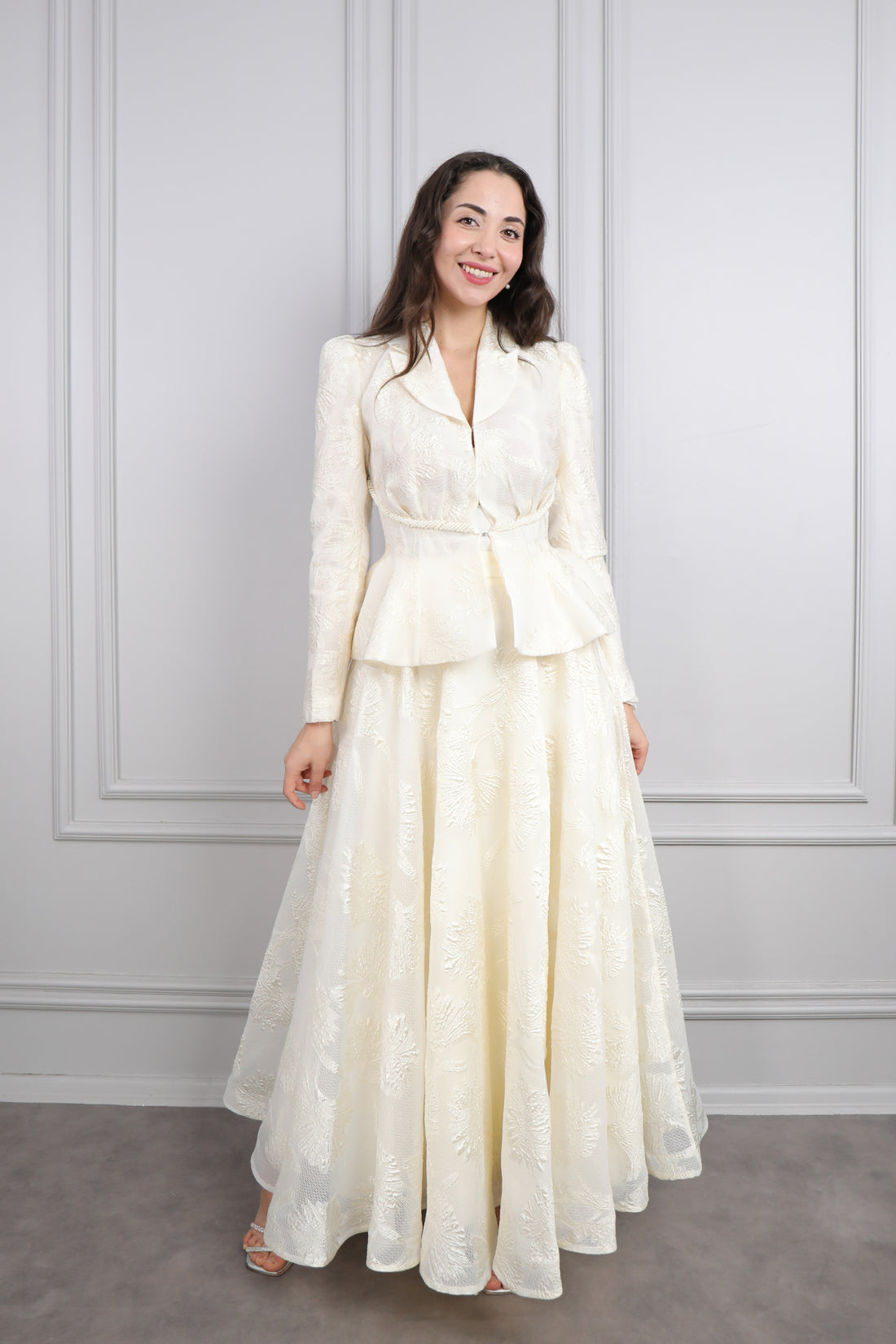 طقم تنورة وجاكيت بياقة قميص بتطريز لؤلؤي عالخصر -سكري