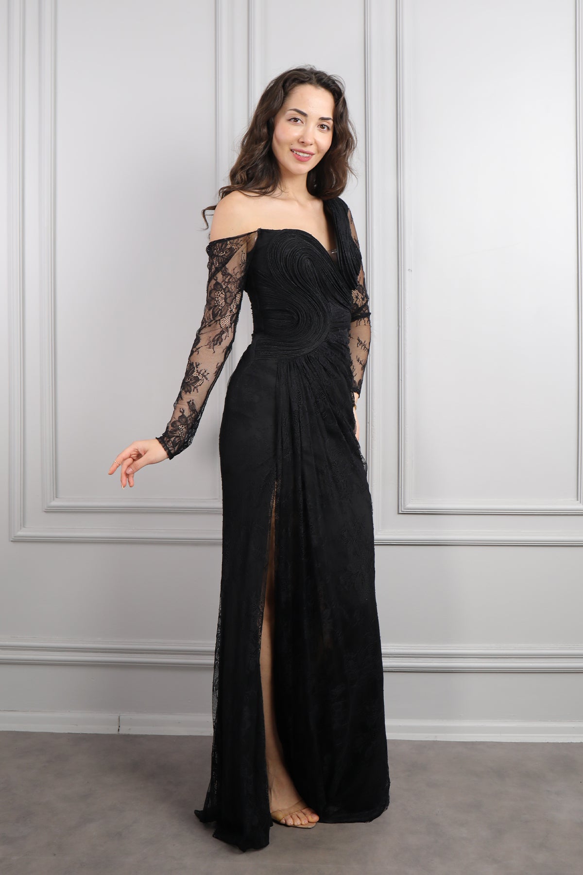 فستان سهرة دانتيل بياقة مائلة واكمام شفافة -اسود