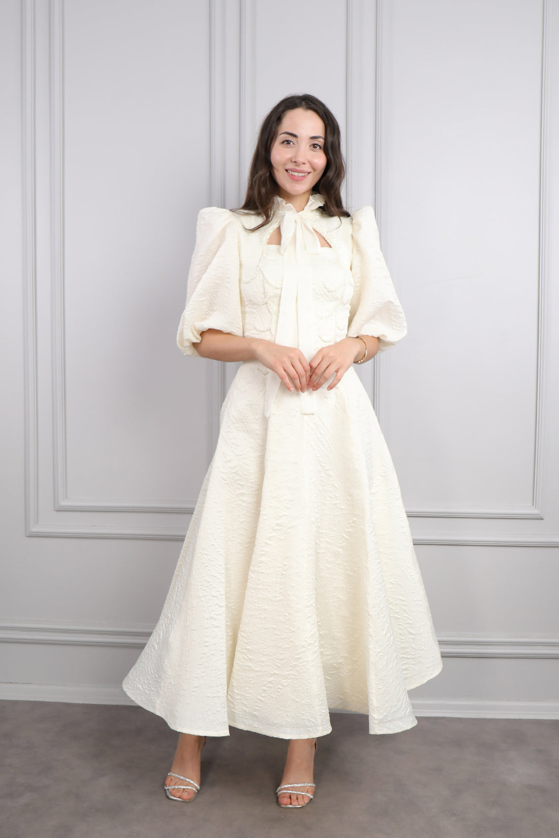 فستان ميدي بياقة تنربط باكمام بالون وتطريزات خرزية -سكري