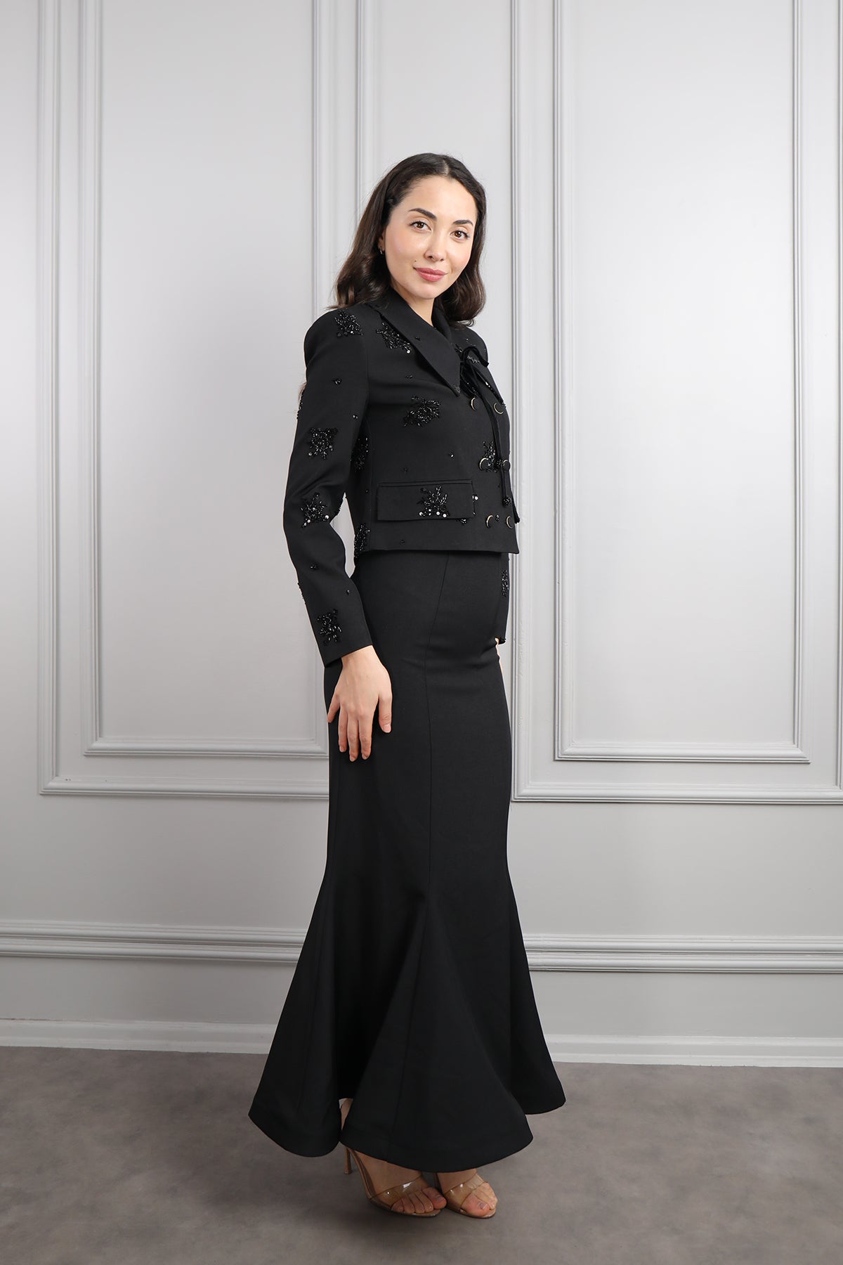 طقم تنورة وجاكيت بتطريزات خرزية وزينة ازرار -اسود