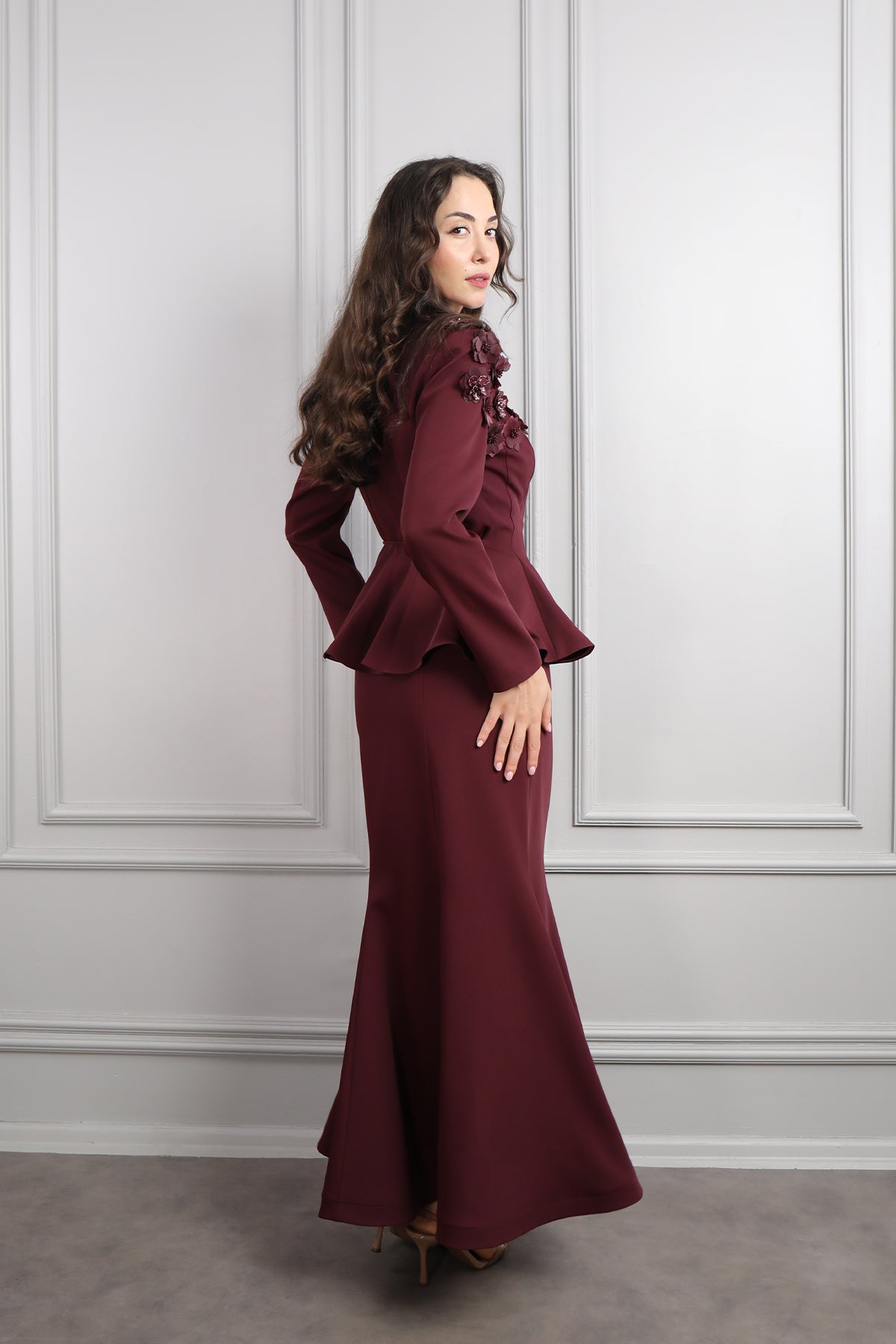 طقم تنورة وجكيت مزين بالورود مع حزام -عودي