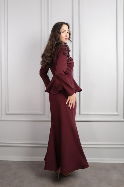 طقم تنورة وجكيت مزين بالورود مع حزام -عودي