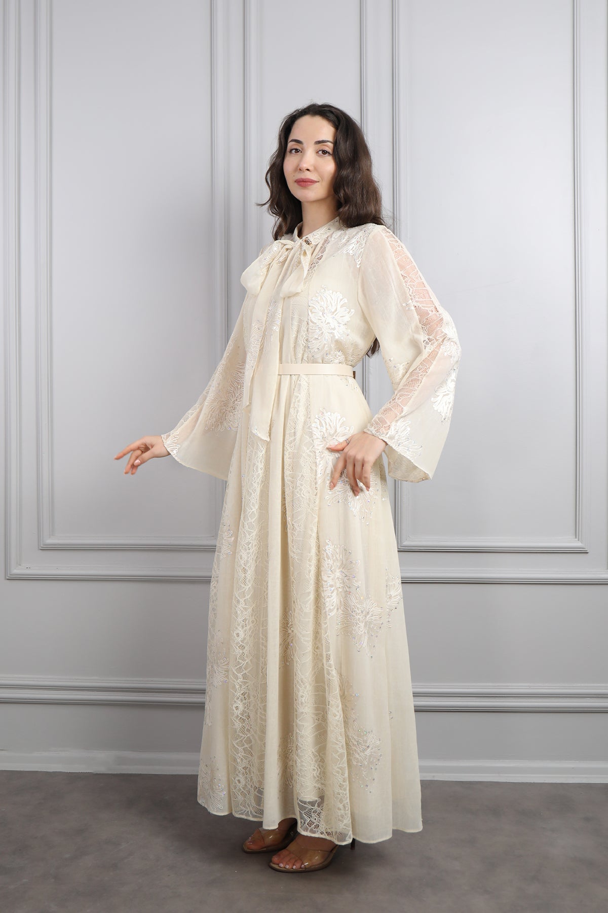 فستان شيفون بتفاصيل دانتيلية بياقة تنربط مع حزام عالخصر -سكري