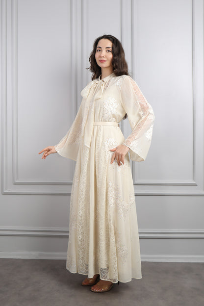 فستان شيفون بتفاصيل دانتيلية بياقة تنربط مع حزام عالخصر -سكري