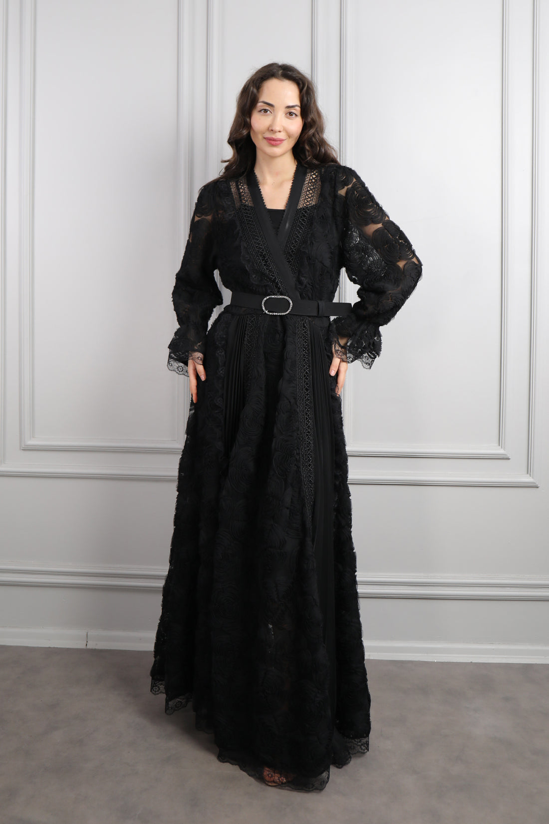 فستان بتفاصيل دانتيلية مزين بالورود وتفاصيل شفافة مقاس كبير -اسود