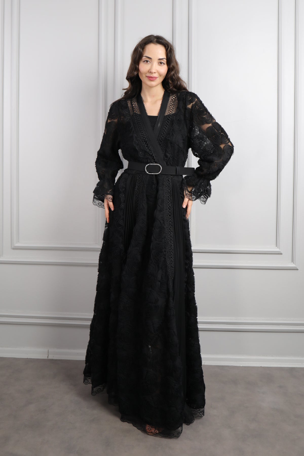 فستان بتفاصيل دانتيلية مزين بالورود وتفاصيل شفافة مقاس كبير -اسود