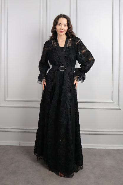 فستان بتفاصيل دانتيلية مزين بالورود وتفاصيل شفافة مقاس كبير -اسود