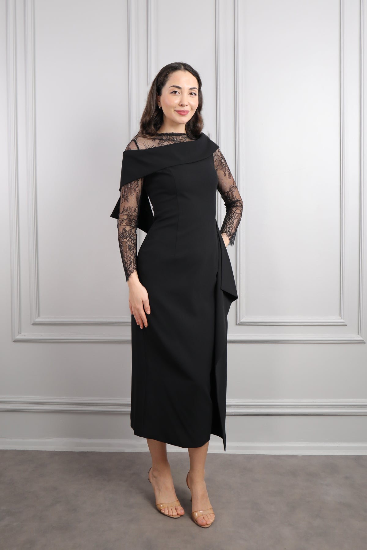 فستان بتصميم ياقة مائلة باكمام شفافة وتفاصيل دانتيل -اسود