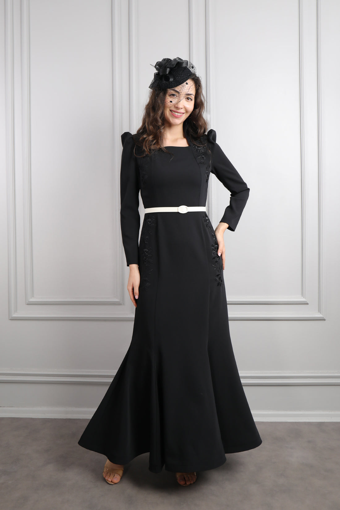 فستان بياقة مربعة بتطريزات عالاكتاف مع حزام اسود وزينة عالشعر -اسود