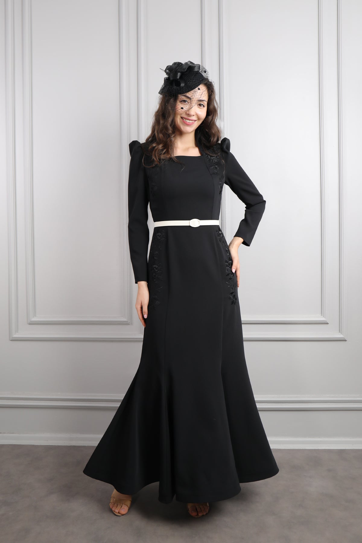 فستان بياقة مربعة بتطريزات عالاكتاف مع حزام اسود وزينة عالشعر -اسود