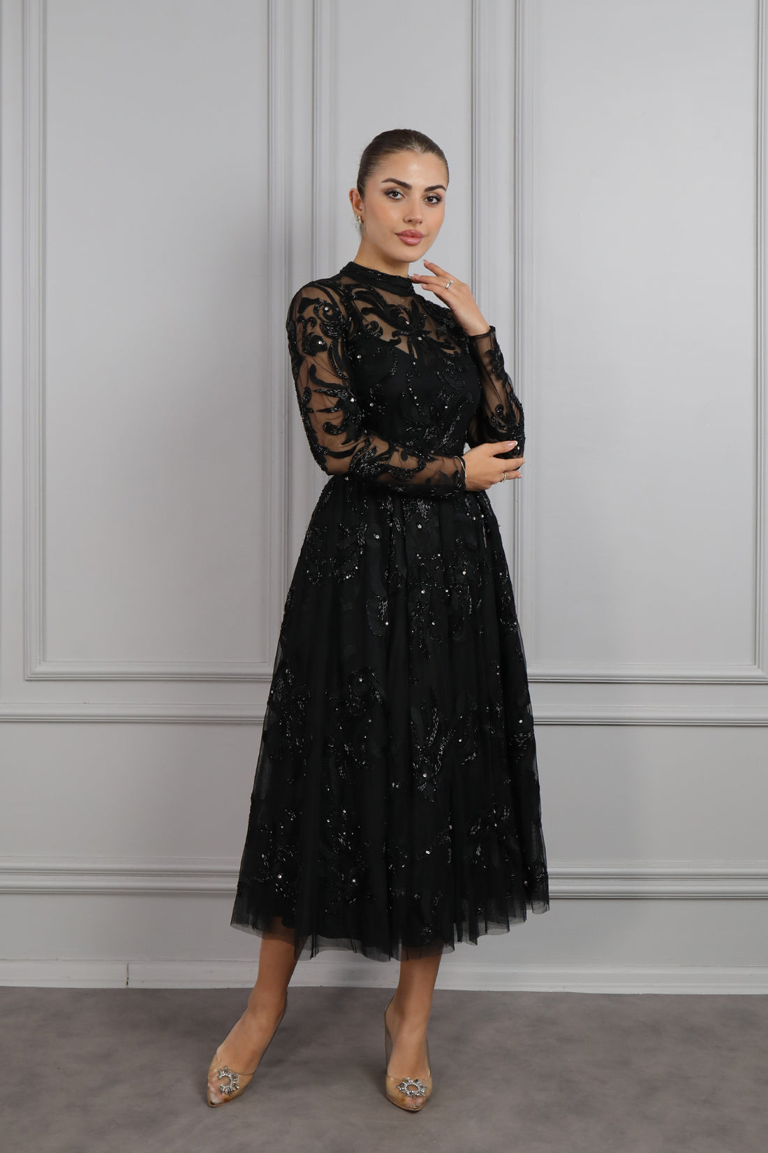 فستان سهرة ميدي بتفاصيل شفافة مطرز بالخرز بياقة عالية من "المجموعة الخاصة" -اسود