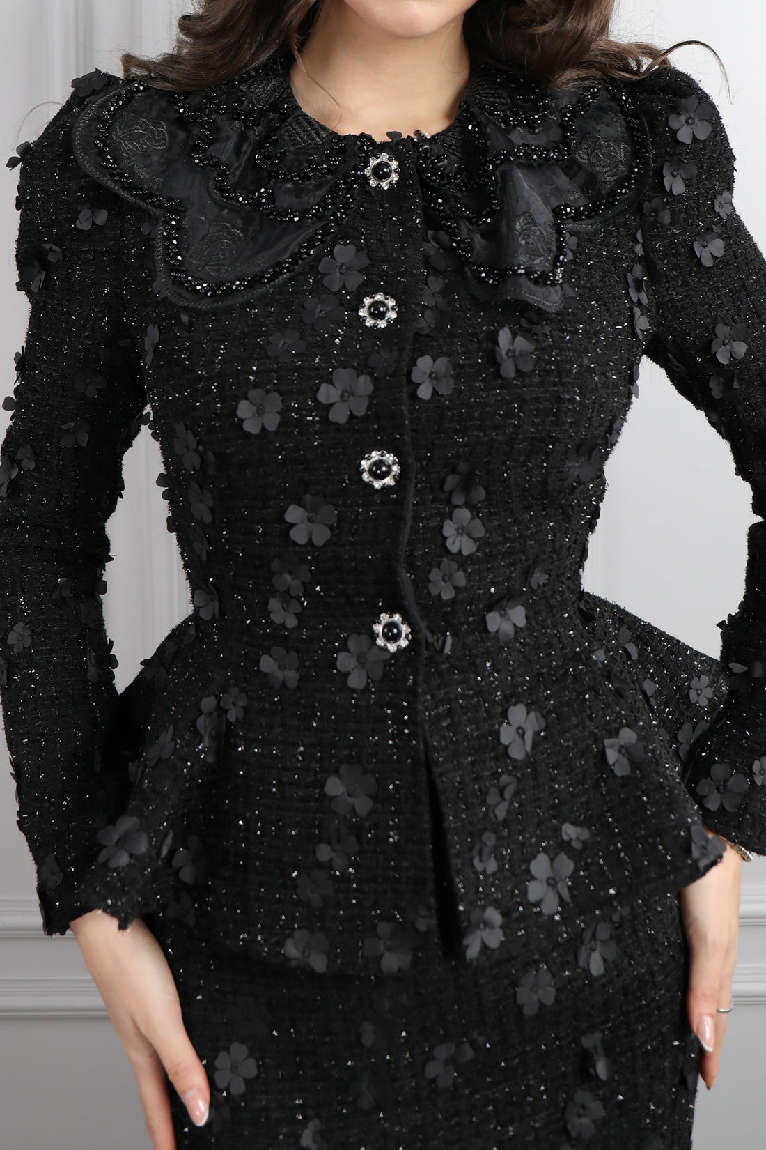 طقم تنورة وجاكيت بتطريزات ورود -اسود