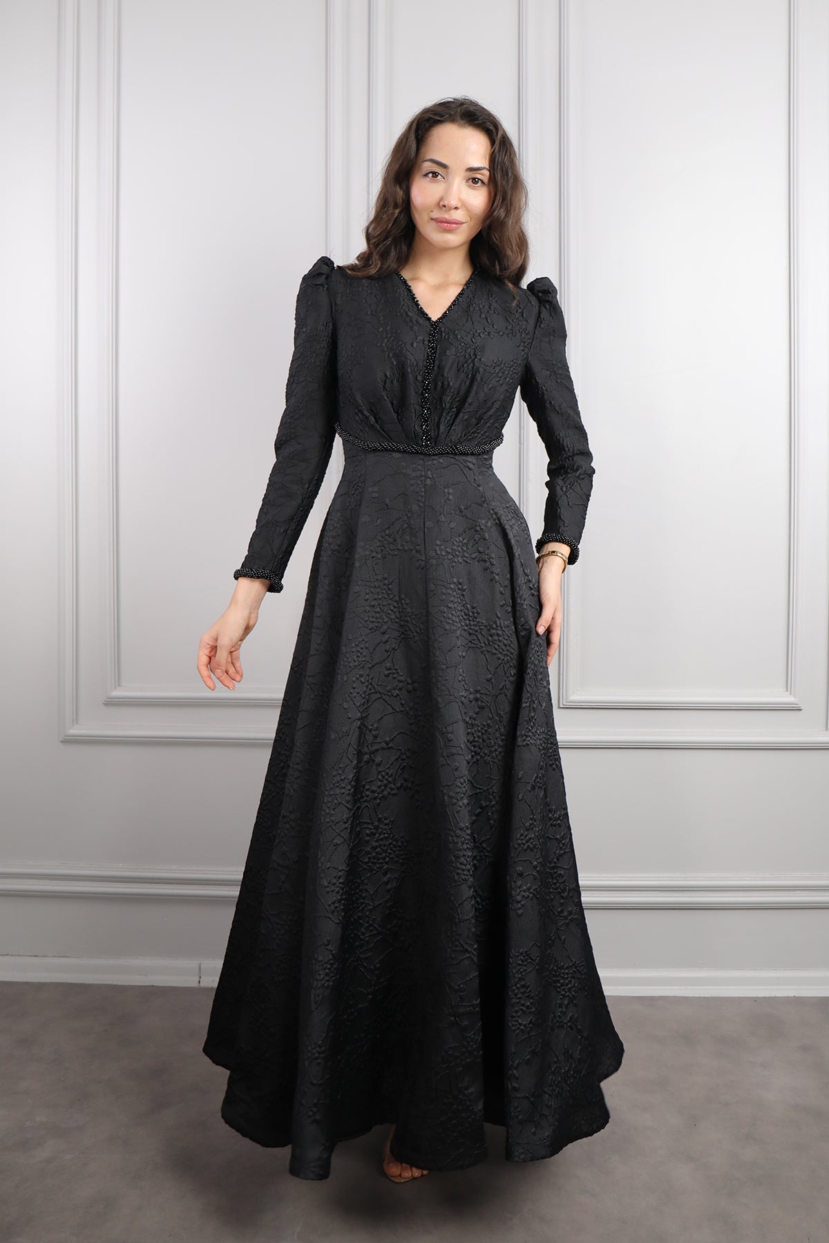 فستان بنقشات مزين بالخرز وتفاصيل ربط في الخلف -اسود