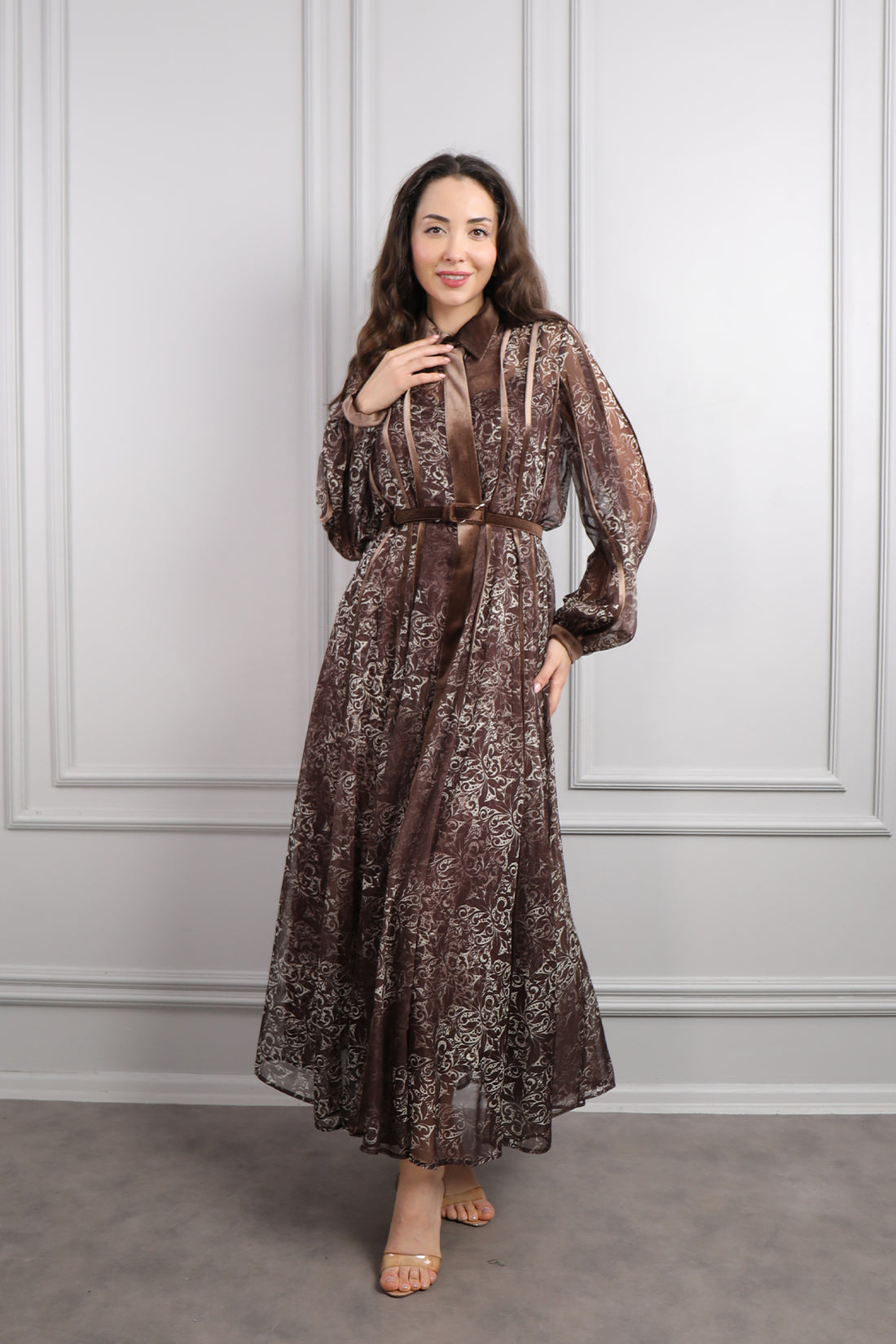 فستان بياقة قميص وحزام بتفاصيل مخمل وزخرفة شفافة -بني