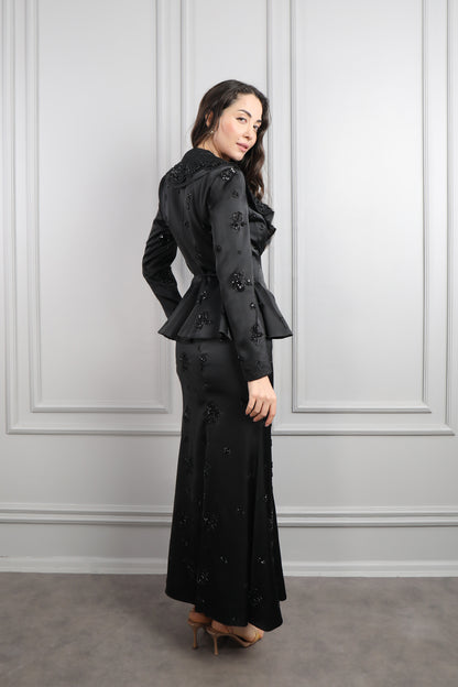 طقم تنورة وتوب رسمي مزين بتطريزات لؤلؤية وتفاصيل كشكشة عالياقة -أسود
