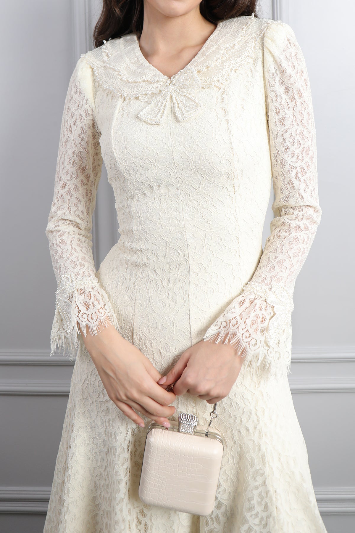 فستان دانتيل بياقة مزينة بالخرز واكسسوار شنطة -بيج