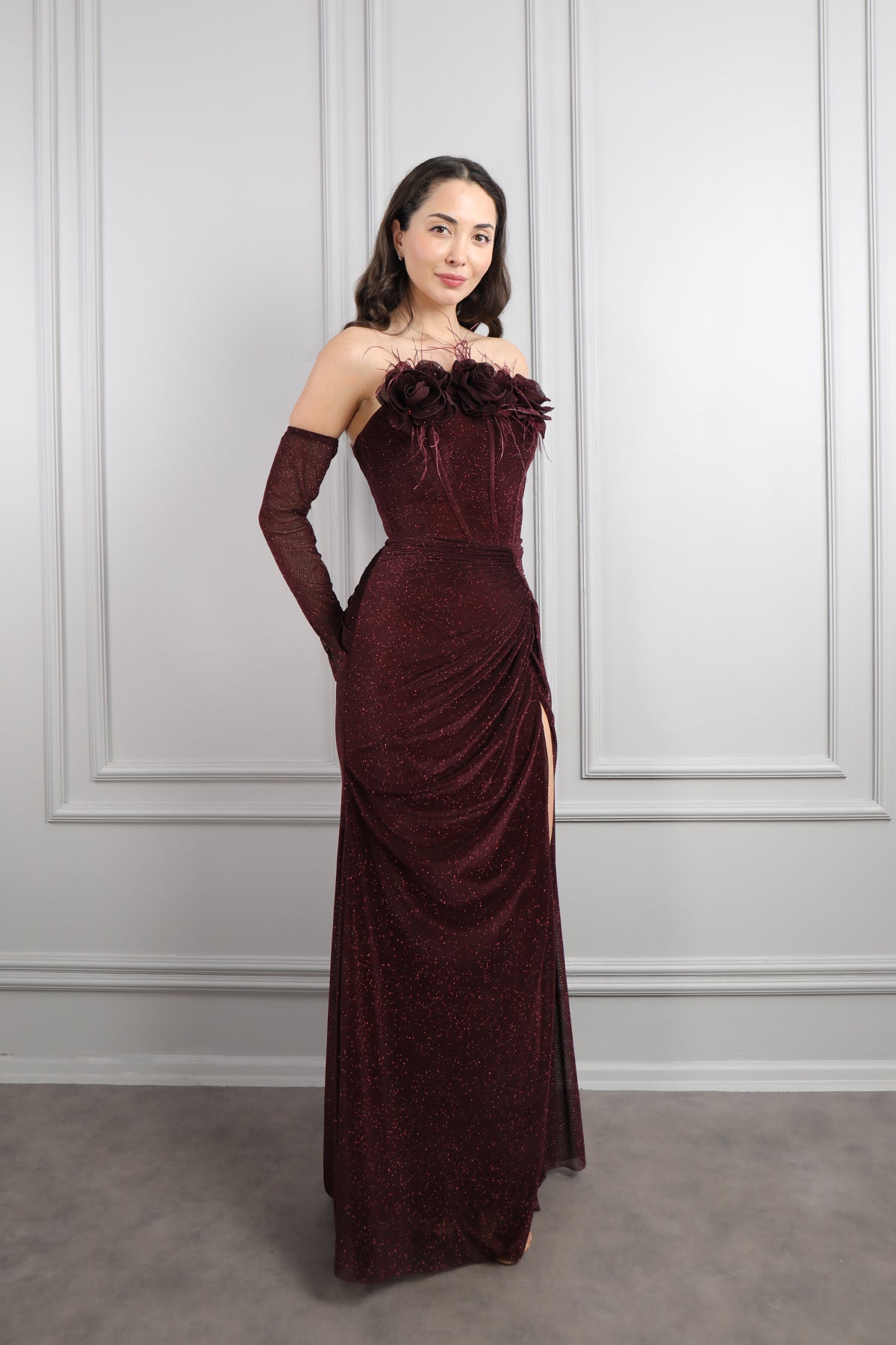 فستان سهرة لامع بتصميم سترابلس مزين بالورود مع اكمام متحركة -عودي