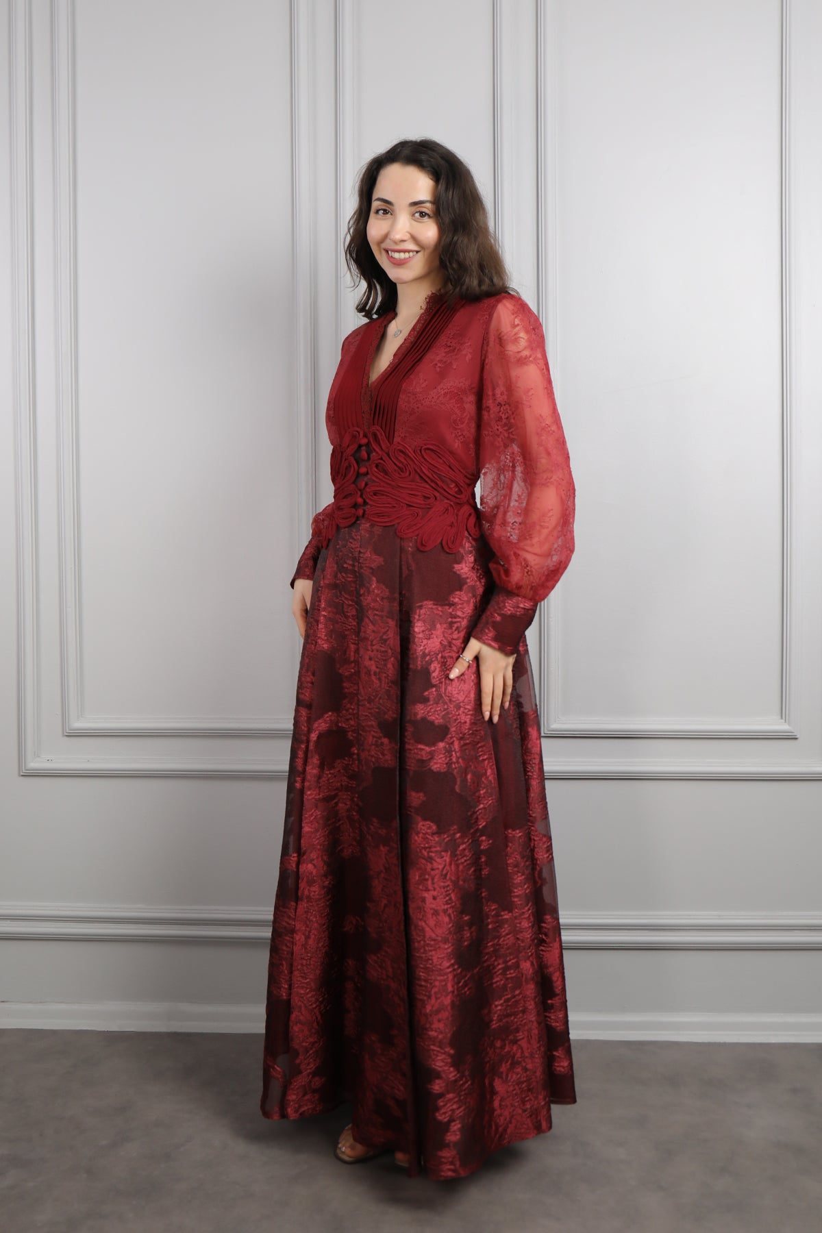 فستان بياقة مثلثة وتفاصيل دانتيلية بتفاصيل عالخصر مقاس كبير -عودي