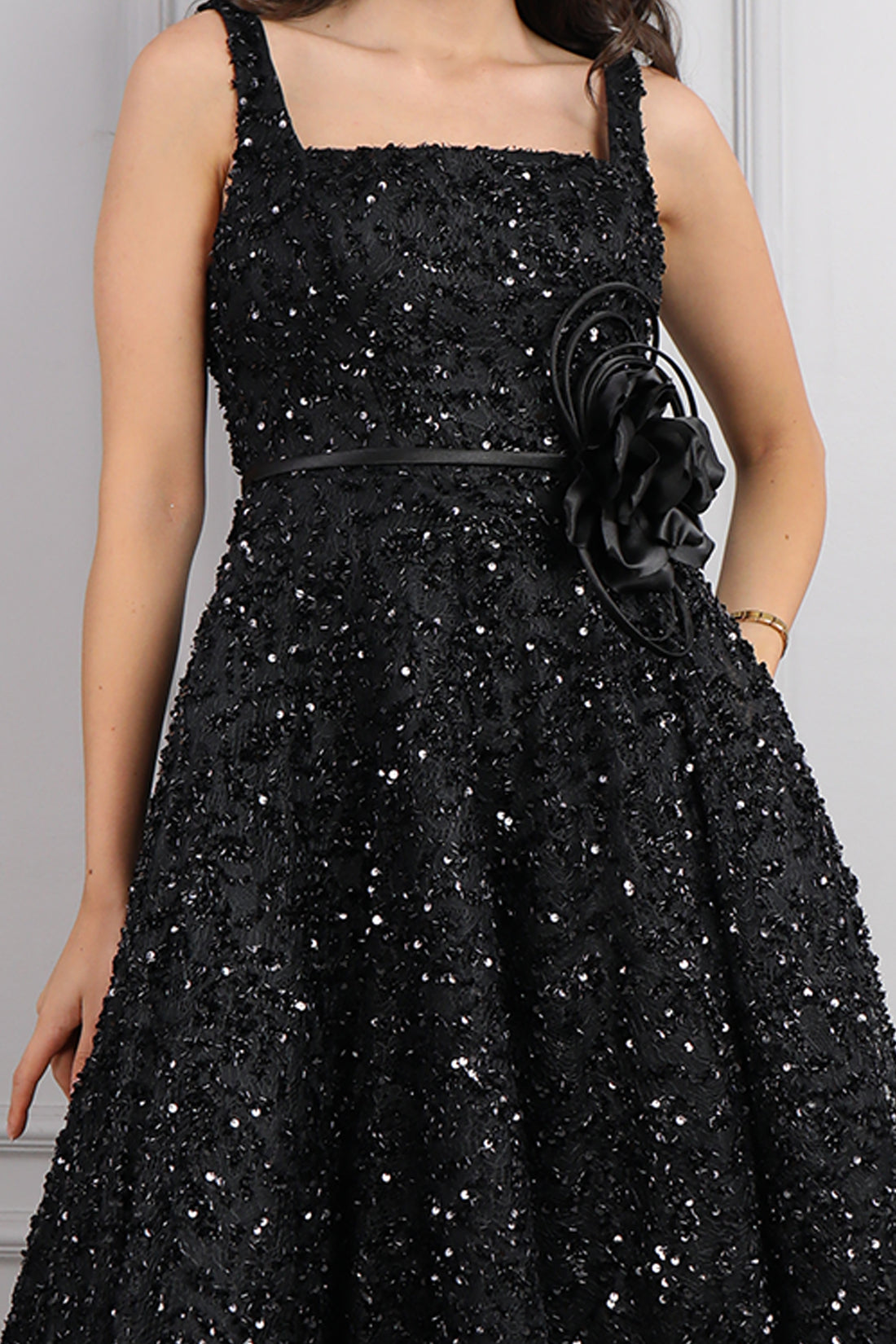 فستان سهرة بياقة مربعة مطرز بالكامل بالترتر -اسود