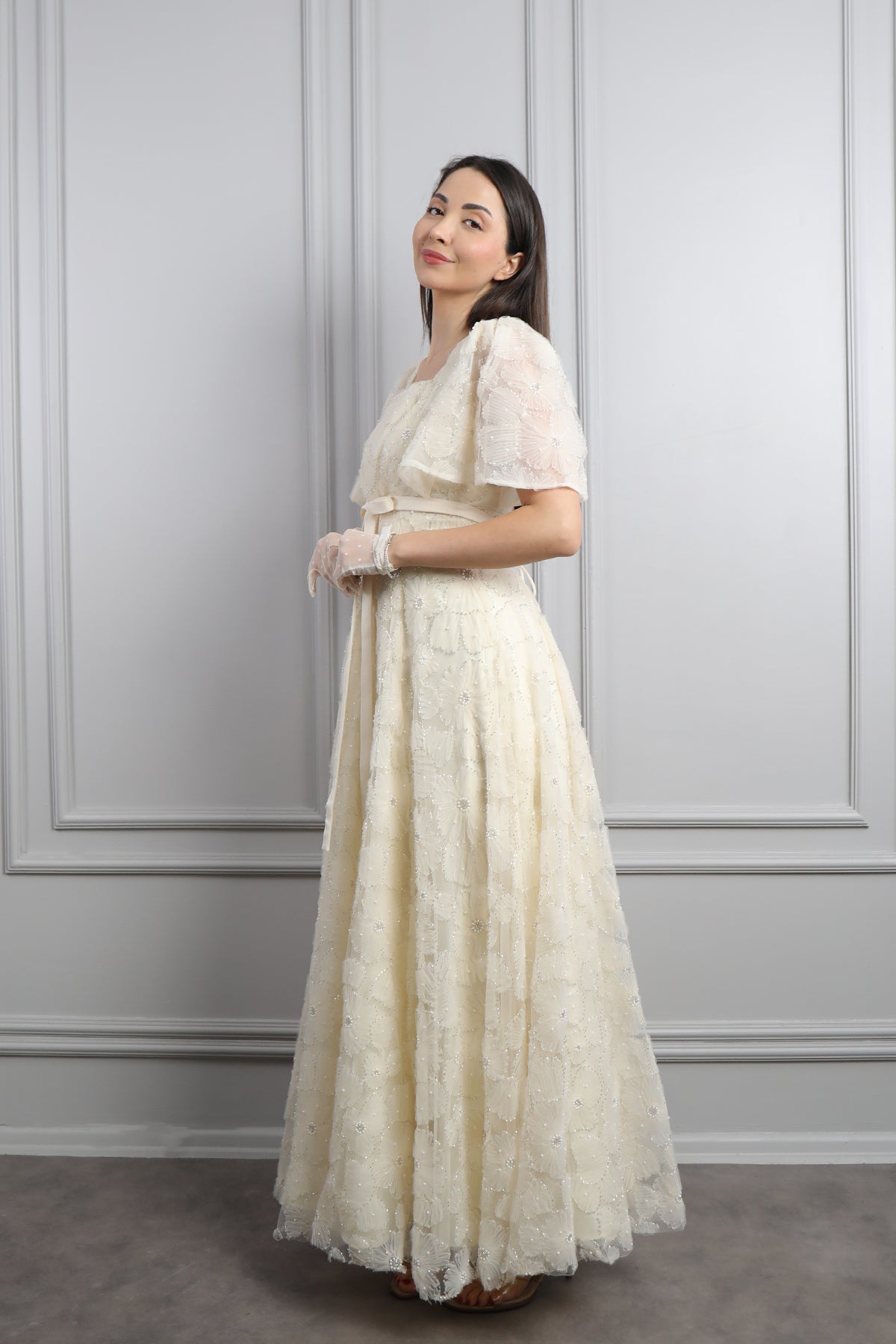 فستان ورود بياقة مربعة واكمام واسعة مع حزام واكسسوار قفازات -سكري