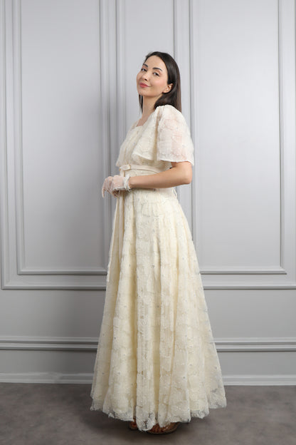 فستان ورود بياقة مربعة واكمام واسعة مع حزام واكسسوار قفازات -سكري