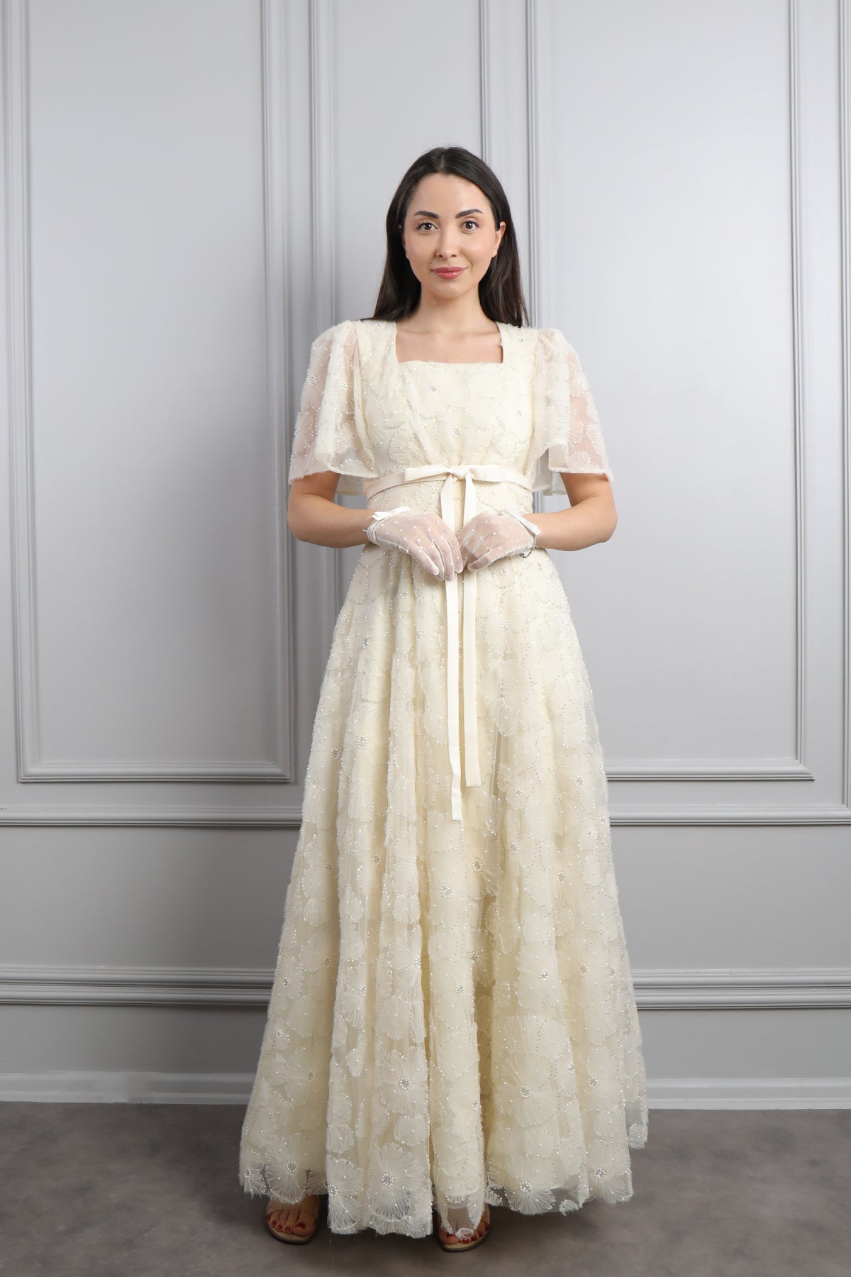 فستان ورود بياقة مربعة واكمام واسعة مع حزام واكسسوار قفازات -سكري