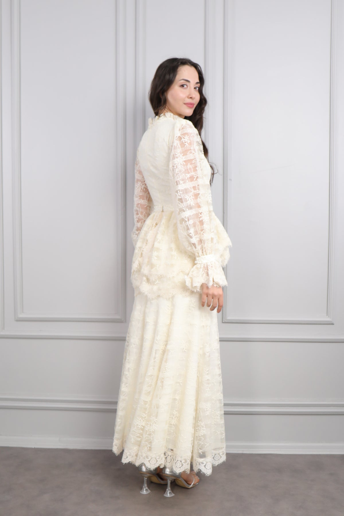 طقم فستان وتنورة دانتيل عالخصر بتطريزات خرزية -بيج