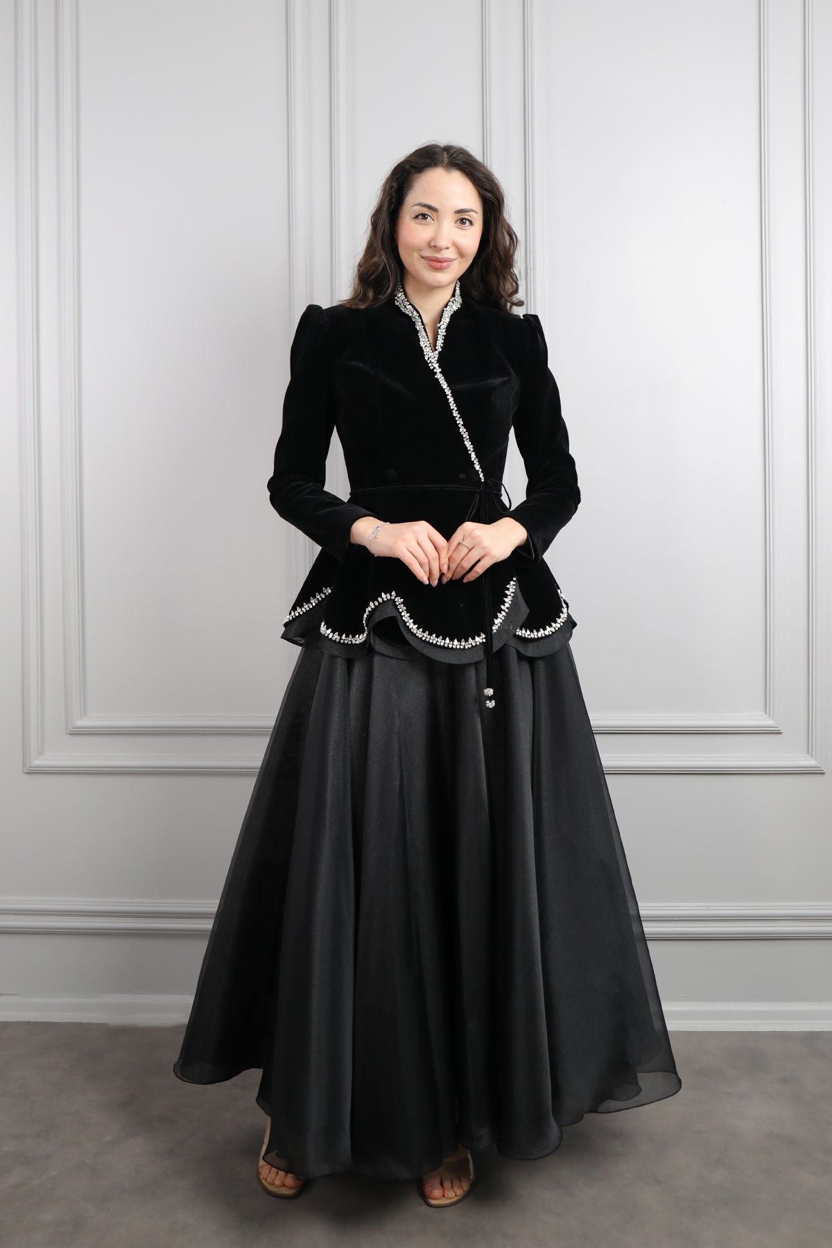 طقم تنورة وجاكيت مخملي مزين بالكريستالات -اسود